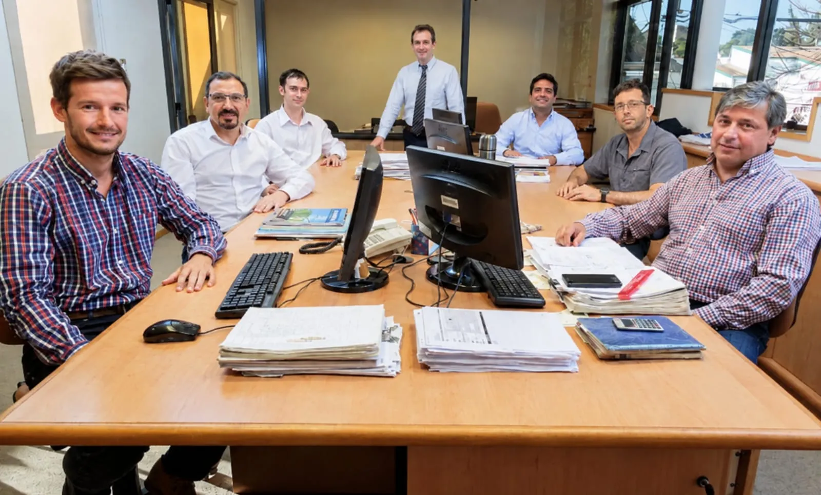 Equipo de trabajo de Las Tacuaritas en la mesa de negocios